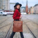 The Chesterfield Brand Elegantní kabelko-batoh 2v1 Omaha C58.033231 koňakový na modelce