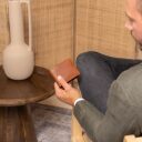 The Chesterfield Brand pánská kožená peněženka RFID C08.040631 Marvin koňak v ruce