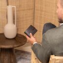 Pánská kožená peněženka RFID Curtis C08.051201 hnědá v ruce