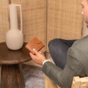 Pánská kožená peněženka RFID Curtis C08.051231 koňaková v ruce