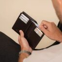 Pánská kožená peněženka RFID Frederick hnědá v ruce otevřená