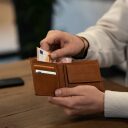 Pánská kožená peněženka RFID Walid C08.036231 koňak v ruce
