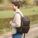 Pánský kožený batoh na notebook The Chesterfield Brand Austin C58.018401 hnědý na zádech