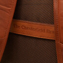 Kožený business batoh na notebook The Chesterfield Brand Savona koňakový C58.032231 - popruh pro upnutí k rukojeti kufru na zadní straně batohu