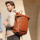The Chesterfield Brand Roll top kožený batoh na notebook Remo C58.071331 koňakový na zádech