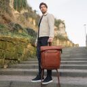 The Chesterfield Brand Roll top kožený batoh na notebook Remo C58.071331 koňakový v ruce