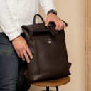 The Chesterfield Brand Rolovací batoh Larsson C58.033801 hnědý v ruce