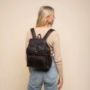 The Chesterfield Brand Stylový dámský kožený batoh Camden hnědý na zádech