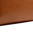 The Chesterfield Brand Stylový kožený batoh Camden koňakový logo detail