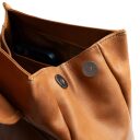 The Chesterfield Brand Stylový kožený batoh Camden koňakový detail zapínání