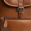The Chesterfield Brand Stylový kožený batoh Camden koňakový detail přezky