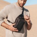 The Chesterfield Brand Kožená crossbody taška Riga C58.028401 hnědá na modelovi