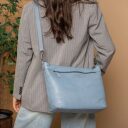 The Chesterfield Brand Kožená kabelka do ruky i přes rameno Astero C48.142315 nebeská modrá na modelce