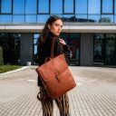 The Chesterfield Brand Kožený batoh na notebook Farrow C58.071631 koňakový na zádech