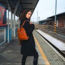 The Chesterfield Brand Dámský kožený batůžek Linford C58.033631 koňakový na modelce