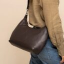 The Chesterfield Brand kožená kabelka do ruky i přes rameno Fierra C48.145101 hnědá na modelce