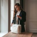 Shopper kabelka The Chesterfield Brand Lavik C38.040005 smetanově bílá v ruce