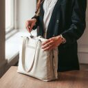 Shopper kabelka The Chesterfield Brand Lavik C38.040005 smetanově bílá s modelkou