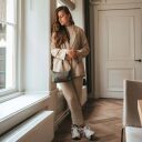 The Chesterfield Brand Dámská kabelka do ruky i přes rameno Lovund C48.181014 olivová na modelce