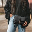 Dámská kožená kabelka do ruky i na rameno The Chesterfield Brand Lucca C48.127000 černá na modelce