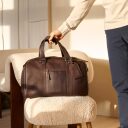 The Chesterfield Brand Kožená cestovní taška - weekender Volenza C20.006001 hnědá v ruce