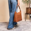Kožená kabelka přes rameno The Chesterfield Brand  Amelia C48.046831 koňaková v ruce
