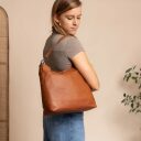 Kožená kabelka přes rameno The Chesterfield Brand  Amelia C48.046831 koňaková na rameni