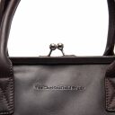 The Chesterfield Brand Dámská kožená kabelka do ruky i přes rameno Dorin C48.141501 hnědá logo