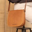 The Chesterfield Brand Dámská crossbody kabelka Everglades C48.132631 koňaková na modelce