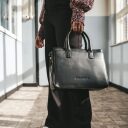 The Chesterfield Brand Dámská kožená kabelka do ruky i přes rameno Garda C48.127400 černá v ruce