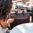 The Chesterfield Brand Kožená taška přes rameno na notebook Levanto C40.109101 hnědá v ruce