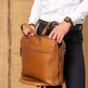 The Chesterfield Brand Kožená taška přes rameno na notebook Levanto C40.109131 koňaková v ruce