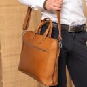 The Chesterfield Brand Kožená taška přes rameno na notebook Levanto C40.109131 koňaková otevřená