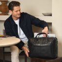 Kožená business taška na notebook 17" The Chesterfield Brand Ryan černá C40.101500 v ruce