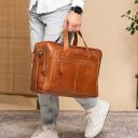 Kožená business taška na notebook 17" The Chesterfield Brand Ryan koňaková C40.101531 v ruce