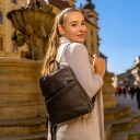 The Chesterfield Brand Dámský kožený batoh do města Claire C58.023500 černý na zádech modelka