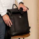 The Chesterfield Brand Rolovací kožený batoh Larsson C58.033800 černý  v ruce