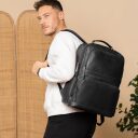 The Chesterfield Brand kožený batoh na notebook 15" Lennox C58.071100 černý na zádech