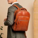 The Chesterfield Brand Pánský kožený batoh na notebook 15" Maggiore C58.034131 koňakový na postavě