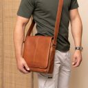 Klopová kožená taška přes rameno The Chesterfield Brand Raphael C48.055131 koňak na rameni
