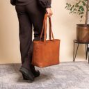 The Chesterfield Brand Kožená kabelka na notebook 13" Astano C38.021531 koňaková v ruce