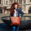 Kožená shopper kabelka na notebook The Chesterfield Brand BERLIN C38.016031 koňak s modelkou