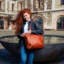 Kožená shopper kabelka na notebook The Chesterfield Brand BERLIN C38.016031 koňak na rameni