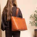 The Chesterfield Brand Kožená kabelka na notebook 15 Ferrera C38.021631 koňaková na rameni