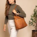 The Chesterfield Brand Kožená shopper taška na MacBook Pro 14" ROME C38.018931 koňak na rameni