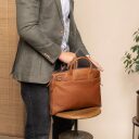 The Chesterfield Brand Kožená taška na notebook 14" Tilbury C40.109731 koňaková v ruce
