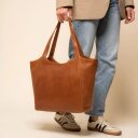 The Chesterfield Brand Kožená kabelka na notebook Mireya C38.023231 koňaková v ruce
