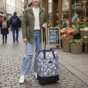 PUNTA wheel Velká nákupní taška na kolečkách 10303-2827 šedá s květy v ruce