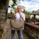 DANIEL RAY velká shopper kabelka na notebook 15,6" Lithgow DR18.1619.39 béžová v ruce