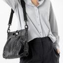 aunts & uncles Grandma´s Luxury Club Mrs. Muffin Dámská kožená crossbody 40301-0 černá na modelce
